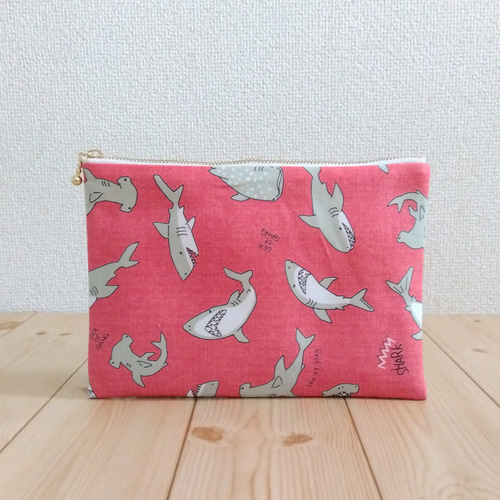 サメ 大きめ20cmのフラットポーチ 内ポケット 魚 鮫 ピンク 866 ポーチ