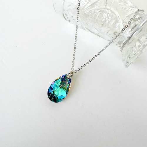 春につけたい角度で色が変化する美しいドロップのレアスワロフスキー