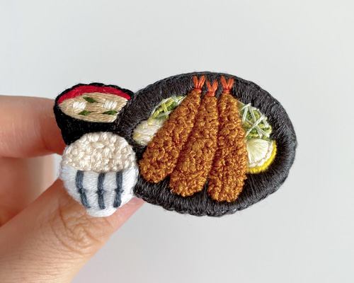 ハンドメイド刺繍ブローチ　971 食べたのはだーれだ！ ハンドメイド刺繍ブローチ 971 食べたのはだーれだ！