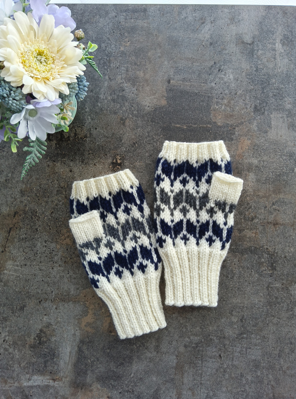 編み込み模様のハンドウォーマー ネイビー＆ダークグレー＆アイボリー