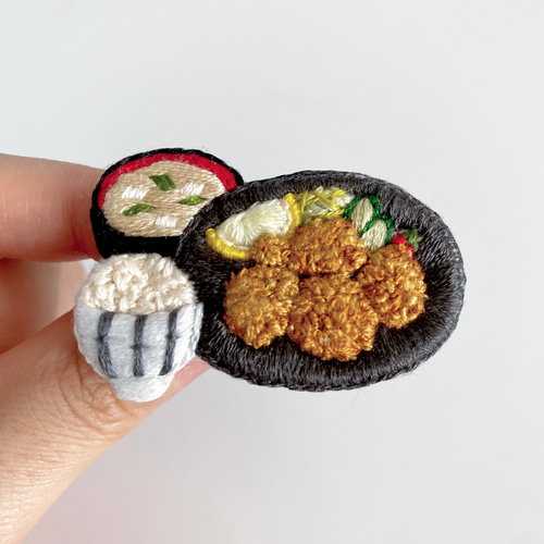 唐揚げ定食 ハンドメイド 刺繍 ブローチ ブローチ 1m2ちっく 通販