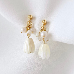 天然石とホワイトマザーオブパールのフラワーイヤリング／ピアス 変色