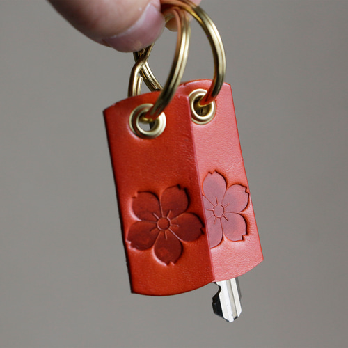 桜様へ：レザーキーホルダー80点 レザークラフト 和乃革製本牛革使用 キーホルダー 桜 | iichi 日々の