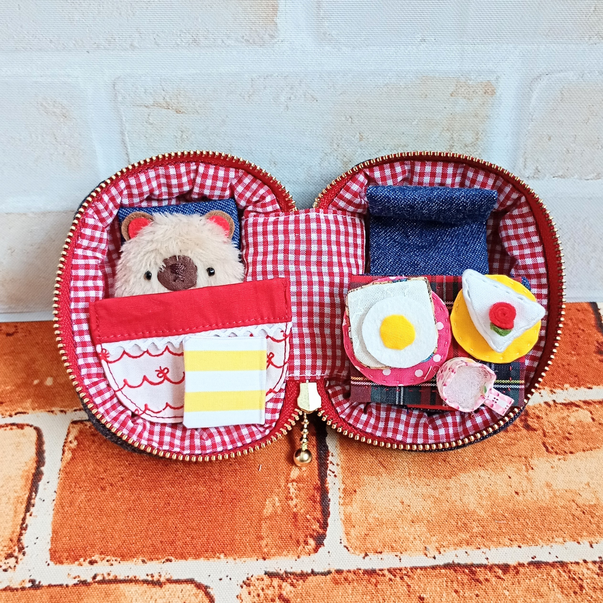 小さなポーチの部屋(デニム×赤•くま)