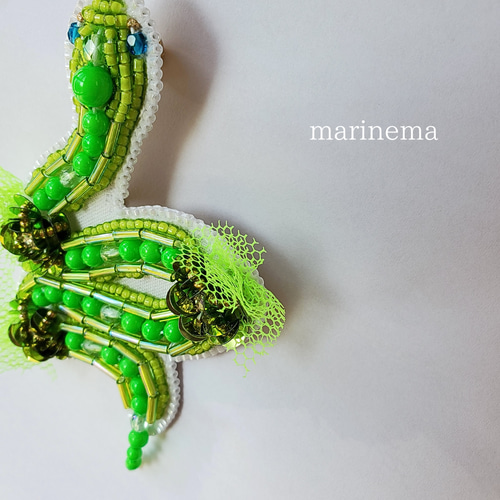 素晴らしい作りの蛇ブローチ ビーズ刺繍のブローチ -白蛇 white snake- ブローチ Belva! 通販