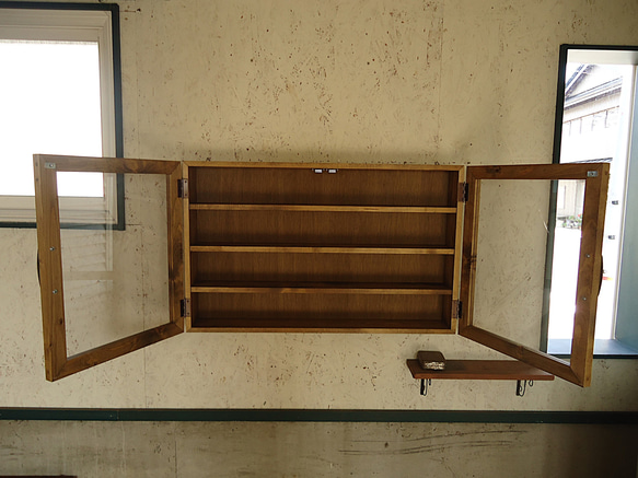 ［サイズオーダー可］-vintageroots-32壁掛けコレクションケース＜無垢材 オーダー家具 シェルフ > 2枚目の画像