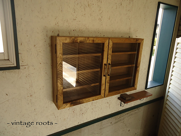 ［サイズオーダー可］-vintageroots-32壁掛けコレクションケース＜無垢材 オーダー家具 シェルフ > 1枚目の画像