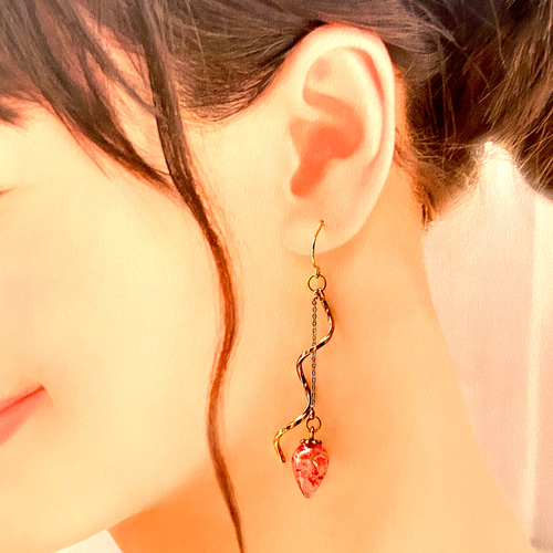 レジンパーツの揺れるピアス ピアス（フック・チェーン） aoichika