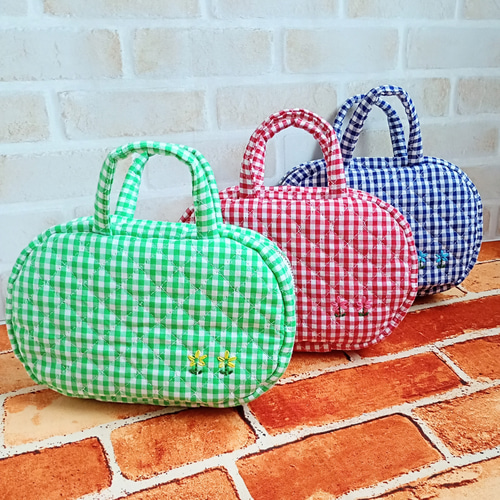 13cmぬいぐるみの入るキルティングバッグ(赤チェック