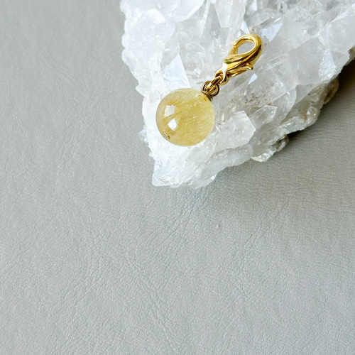 ゴールドルチルクォーツ チャーム パワー天然石 ストーン 針入り水晶