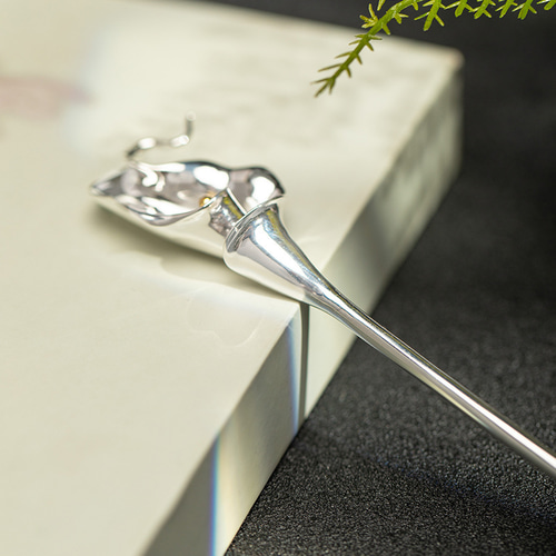 オランダカイウの花びらを再現したかんざし - 華やかなアクセサリーK078 オランダカイウのかんざし - 精巧な作りとリアルなデザインが