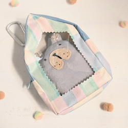 ベビちゃんサイズ夢のマイホーム　（ほんわか水色ブロックチェック柄ぬいぐるみ用お家型ポーチ） 2枚目の画像