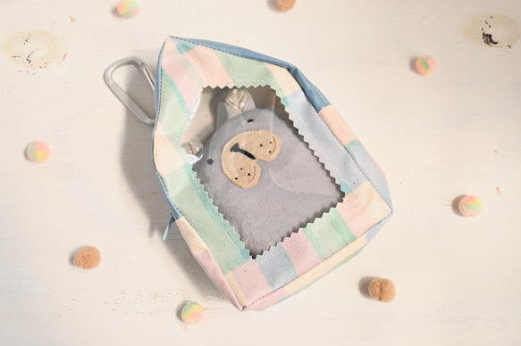 ベビちゃんサイズ夢のマイホーム　（ほんわか水色ブロックチェック柄ぬいぐるみ用お家型ポーチ） 2枚目の画像