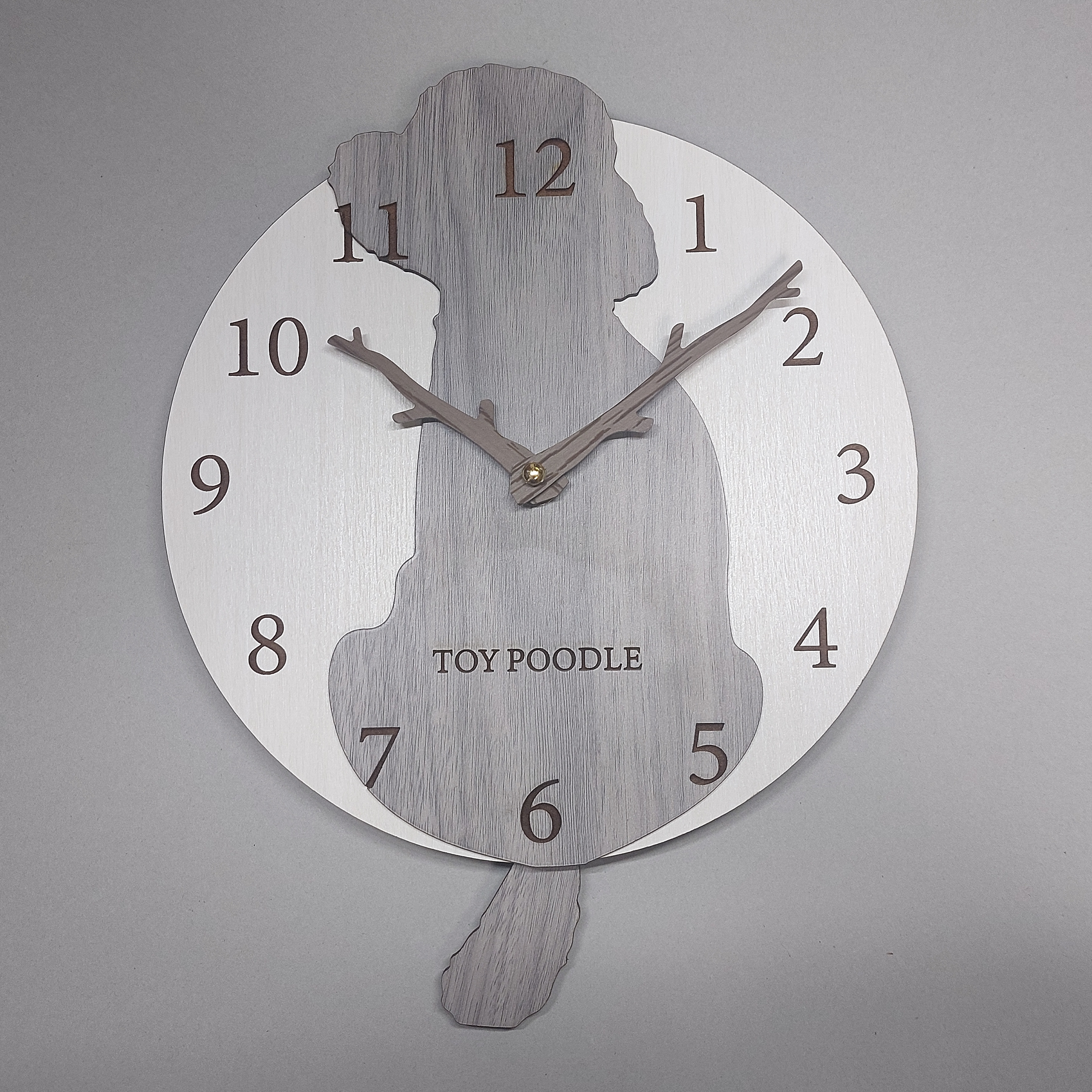 大判【限定値下げ3000円引き】【静音タイプに変更可】名入れ・文字入れ　しっぽが振り子　掛け時計 トイプードル　グレー