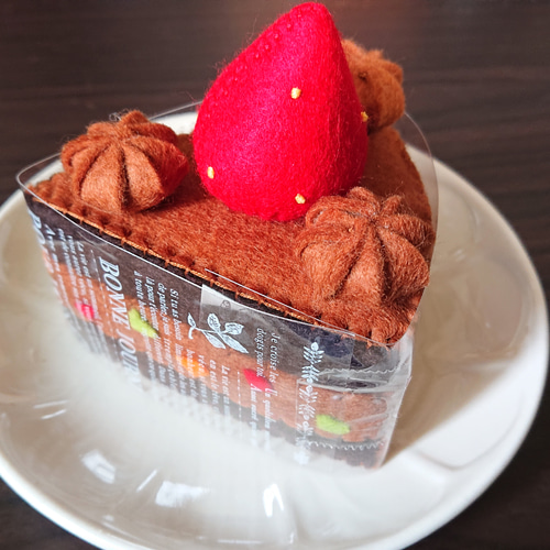 ﾌｪﾙﾄ】ﾎｰﾙｹｰｷ（生ﾁｮｺｸﾘｰﾑ&ｲﾁｺﾞ） おもちゃ・人形 Saeko 通販 1843190