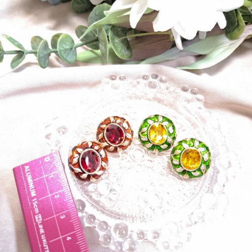 アンティークボタンのピアス グリーン レッド ピアス（スタッド・一粒 
