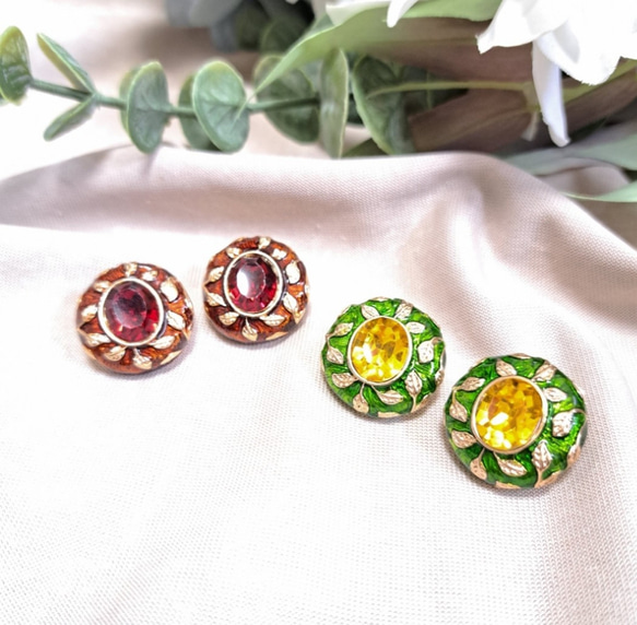 アンティークボタンのピアス グリーン レッド ピアス（スタッド・一粒 