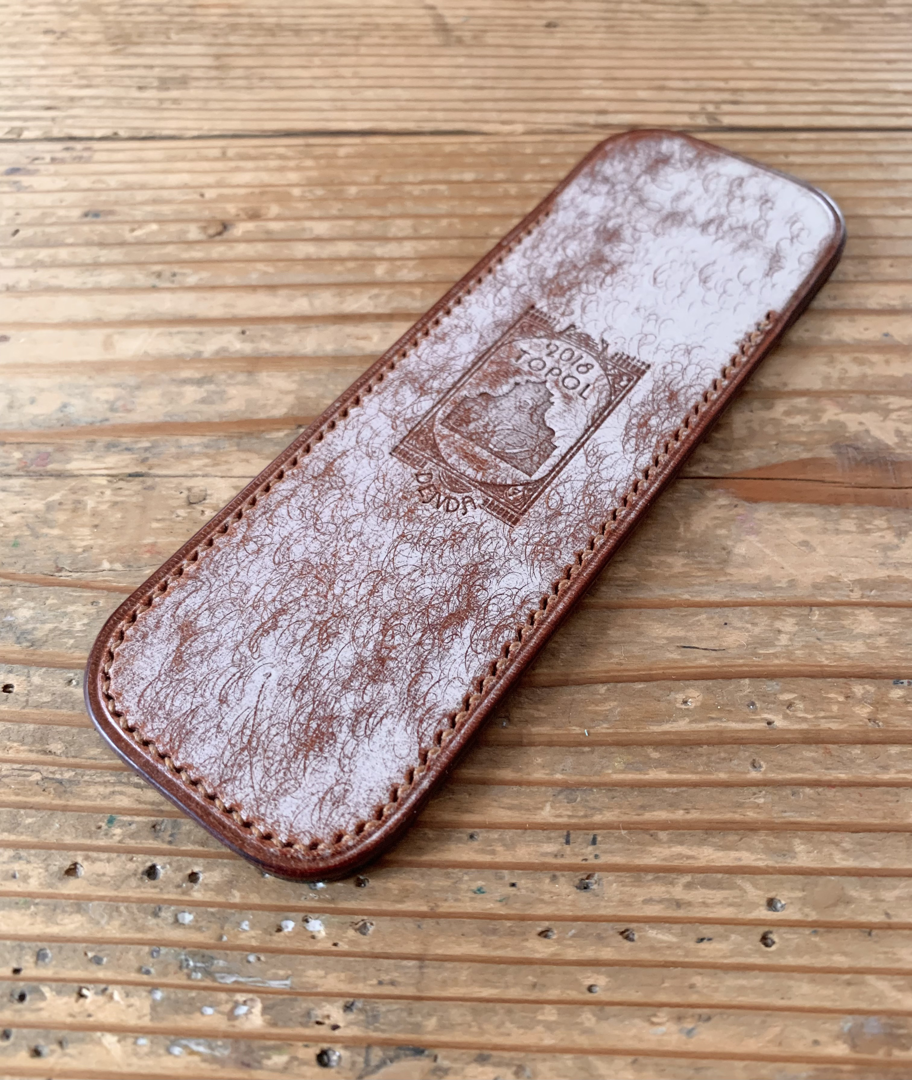 手縫いの革のペンケース 『Pentopo Dobbio "Crayones" - Topolino 418』