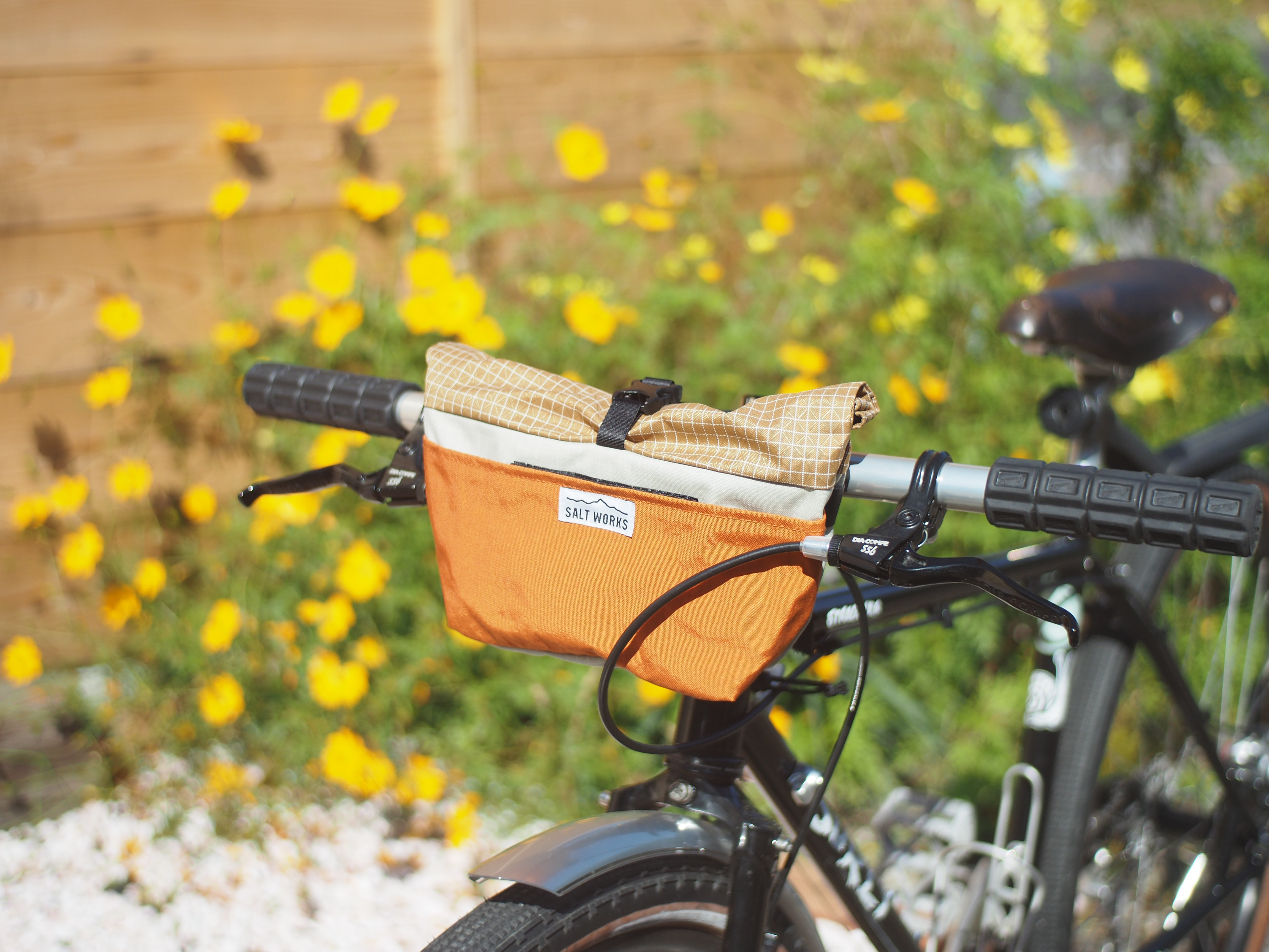 オレンジ　ウェストポーチ サイクリング ハンドルにしっかり付く＜Tiny Pouch＞防水 使い方いろいろ ポタリング