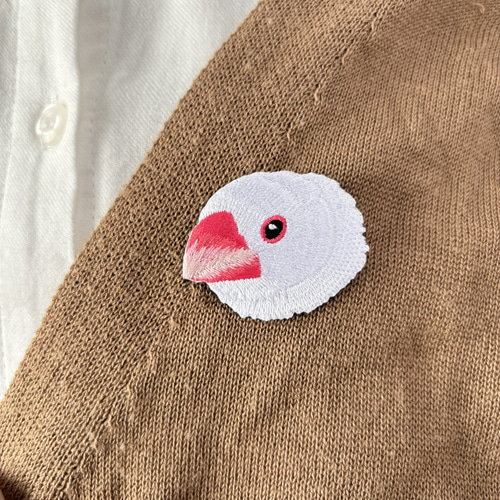 刺繍 ブローチ 白ブンチョウ 文鳥 ぶんちょう 鳥 ブローチ 刺しゅう屋p