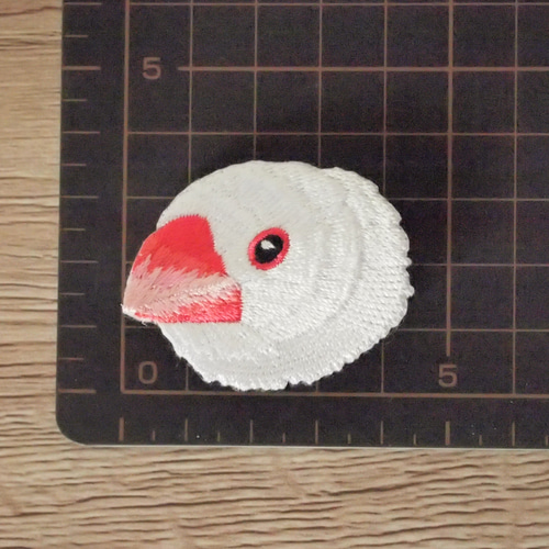 刺繍 ブローチ 白ブンチョウ 文鳥 ぶんちょう 鳥 ブローチ 刺しゅう屋p