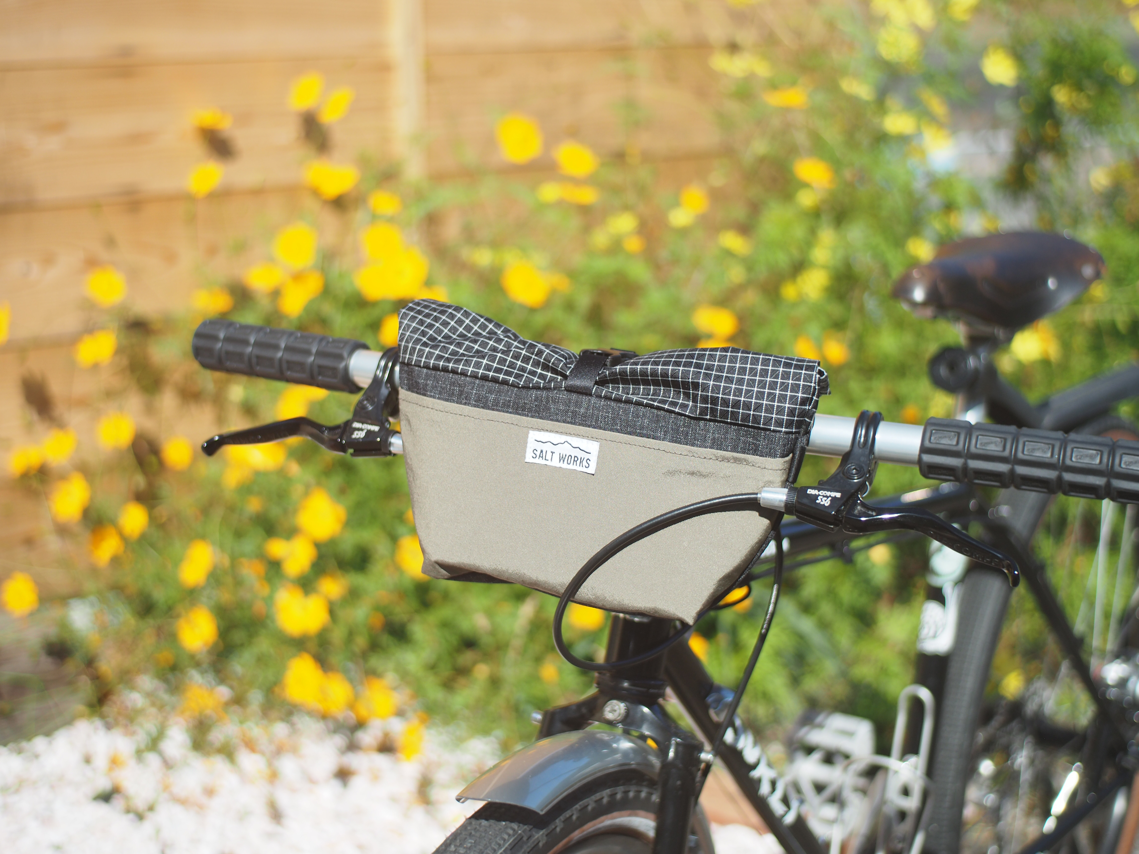 グレー　ウェストポーチ サイクリング ハンドルにしっかり付く＜Tiny Pouch＞防水 使い方いろいろ ポタリング