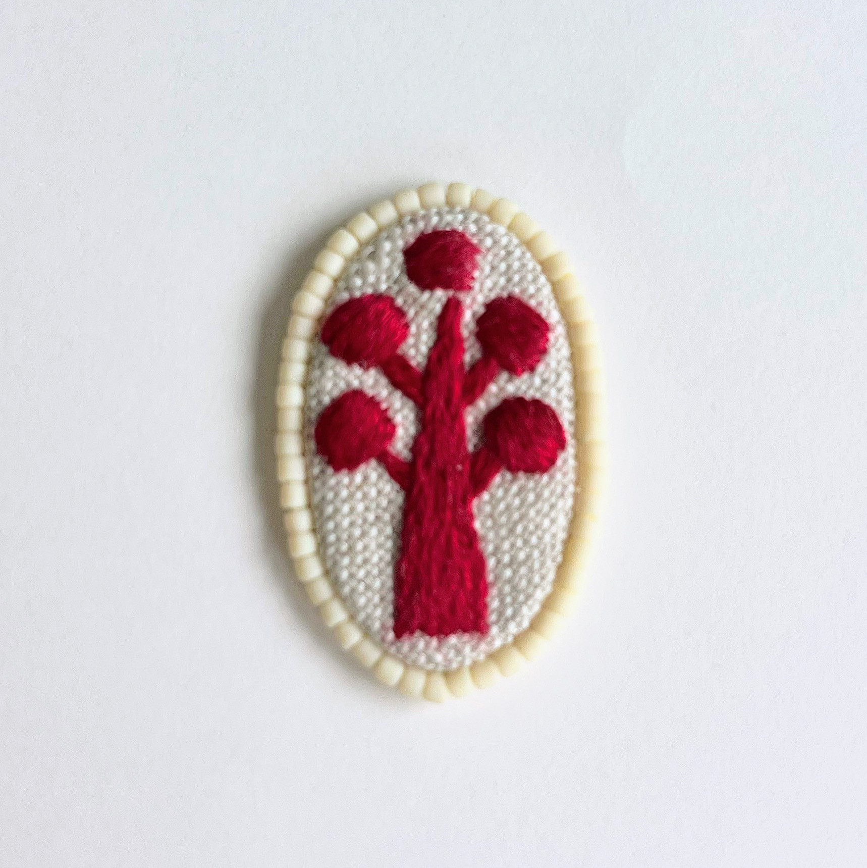 ビーズで飾った北欧風ツリーのミニ刺繍ブローチ【hokuo】#311