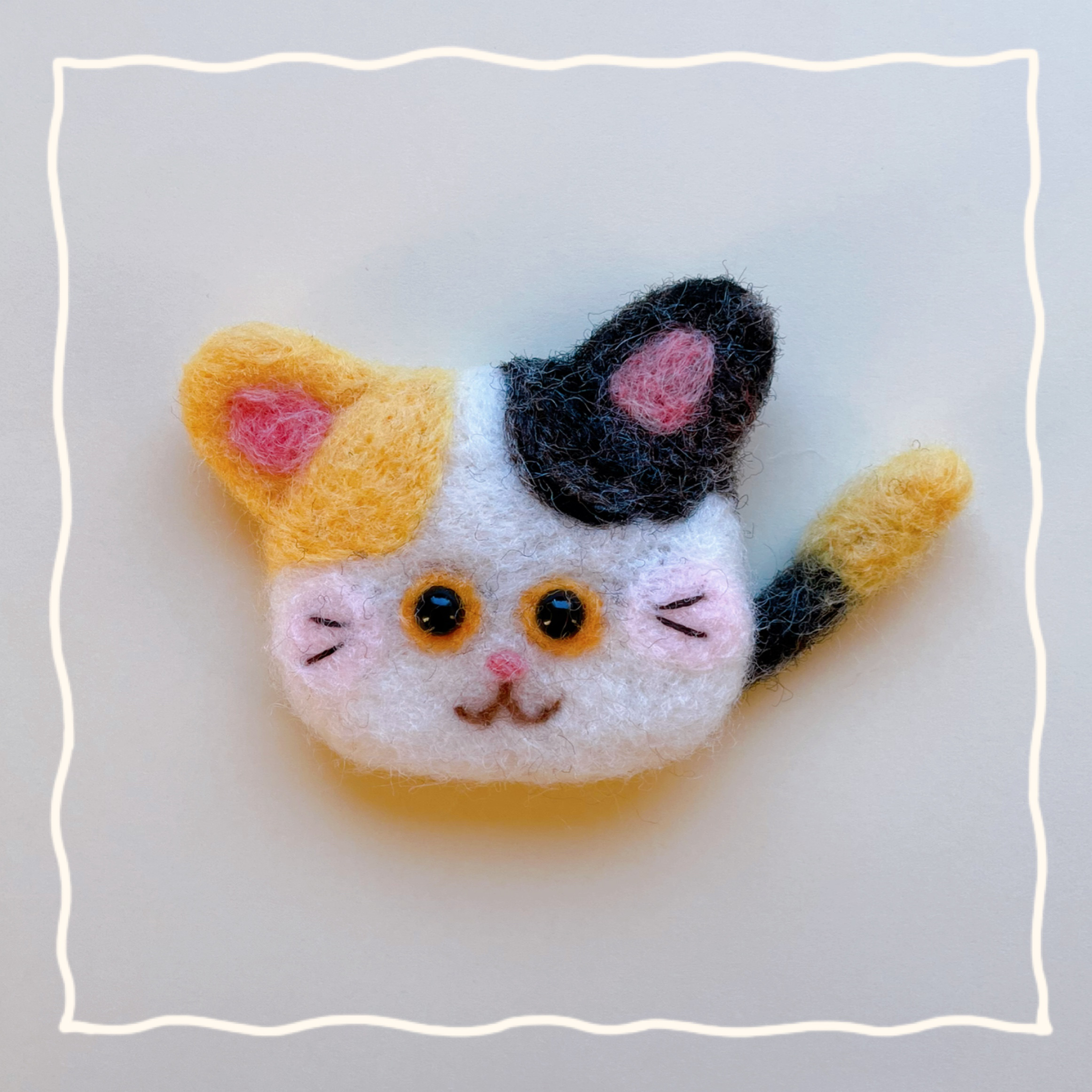和菓子でホッと一息三毛猫さんブローチ　羊毛フェルト