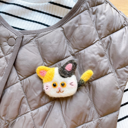 羊毛フェルト 三毛猫ブローチ かわいい猫のブローチ ブローチ