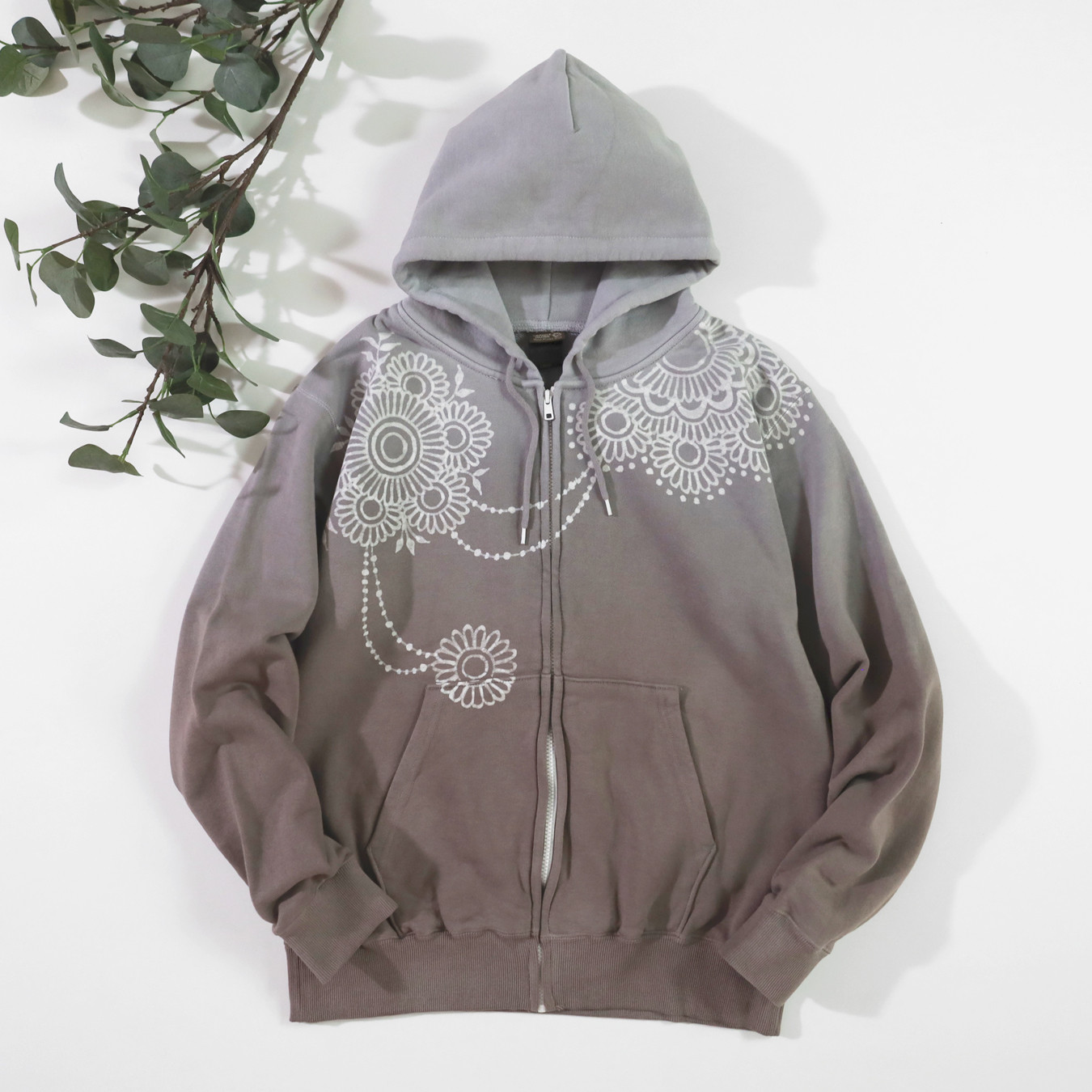 チェーン柄 ろうけつ染めジップパーカー（ユニセックスサイズ） *brown mix*