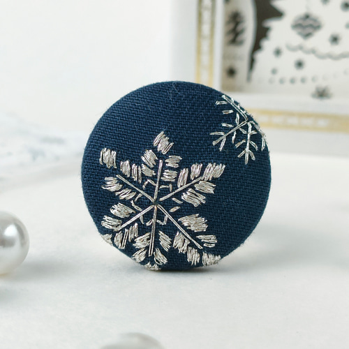 受注制作】雪の結晶ミニ刺繍ブローチor刺繍ヘアゴム クリスマス 冬 氷