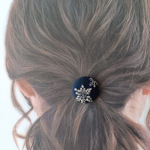 ＃333 ネイビーブルー✴聖夜✴クリスマス✴レジンヘアゴムキーホルダーブローチ 受注制作】雪の結晶ミニ刺繍ブローチor刺繍ヘアゴム クリスマス 冬 氷