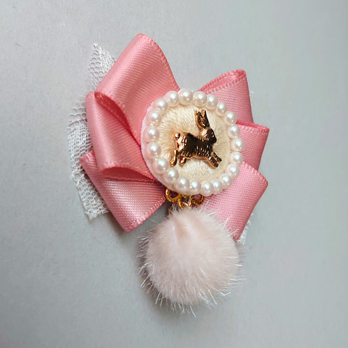 ふわふわファーが揺れる うさぎのピンクリボン ブローチ or ヘア