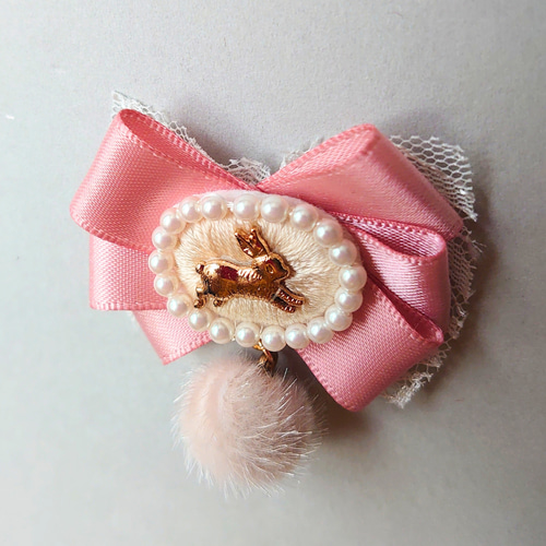 ふわふわファーが揺れる うさぎのピンクリボン ブローチ or ヘア