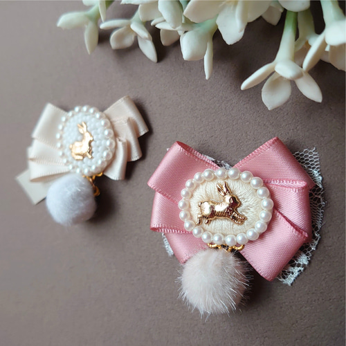 ふわふわファーが揺れる うさぎのピンクリボン ブローチ or ヘア