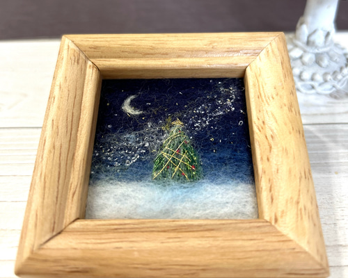 【BOXフレーム付き】羊毛絵画『雪降る夜の窓辺』ハンドメイド　ウール刺繍 2511-18 刺繍フレーム ミニ ハンドメイド クリスマス 街並み 雪降る夜