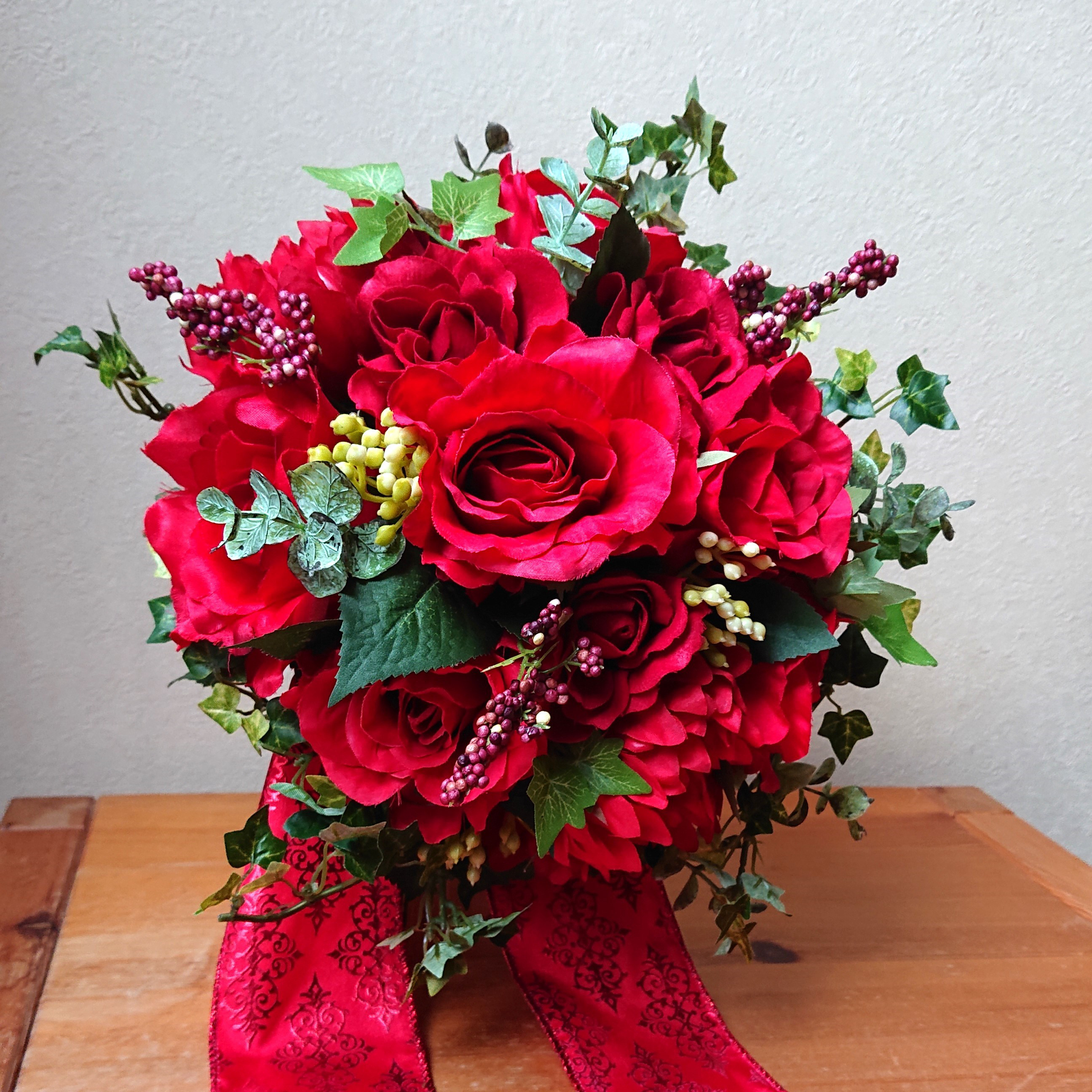 真っ赤なクラッチブーケ。大人気♪ブートニア付き♪生花みたいに綺麗な造花です♪高品質なのに安い