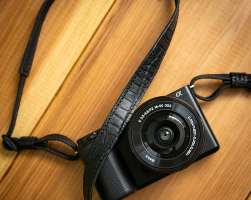 クロコダイル型押し】オールブラックの本革カメラストラップ【通常幅