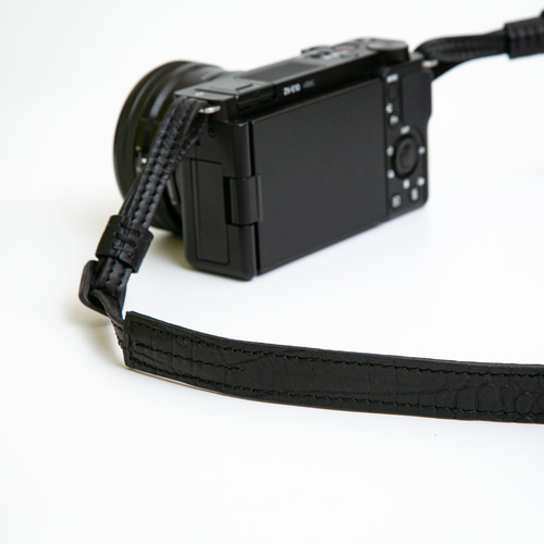 クロコダイル型押し】オールブラックの本革カメラストラップ