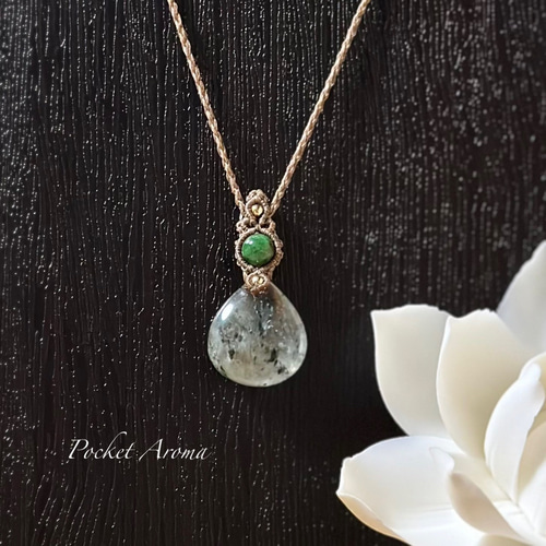 『緑灯』オージャイトガーネットインクォーツとグリーンガーネットマクラメネックレス 緑灯』オージャイトガーネットインクォーツとグリーンガーネットの