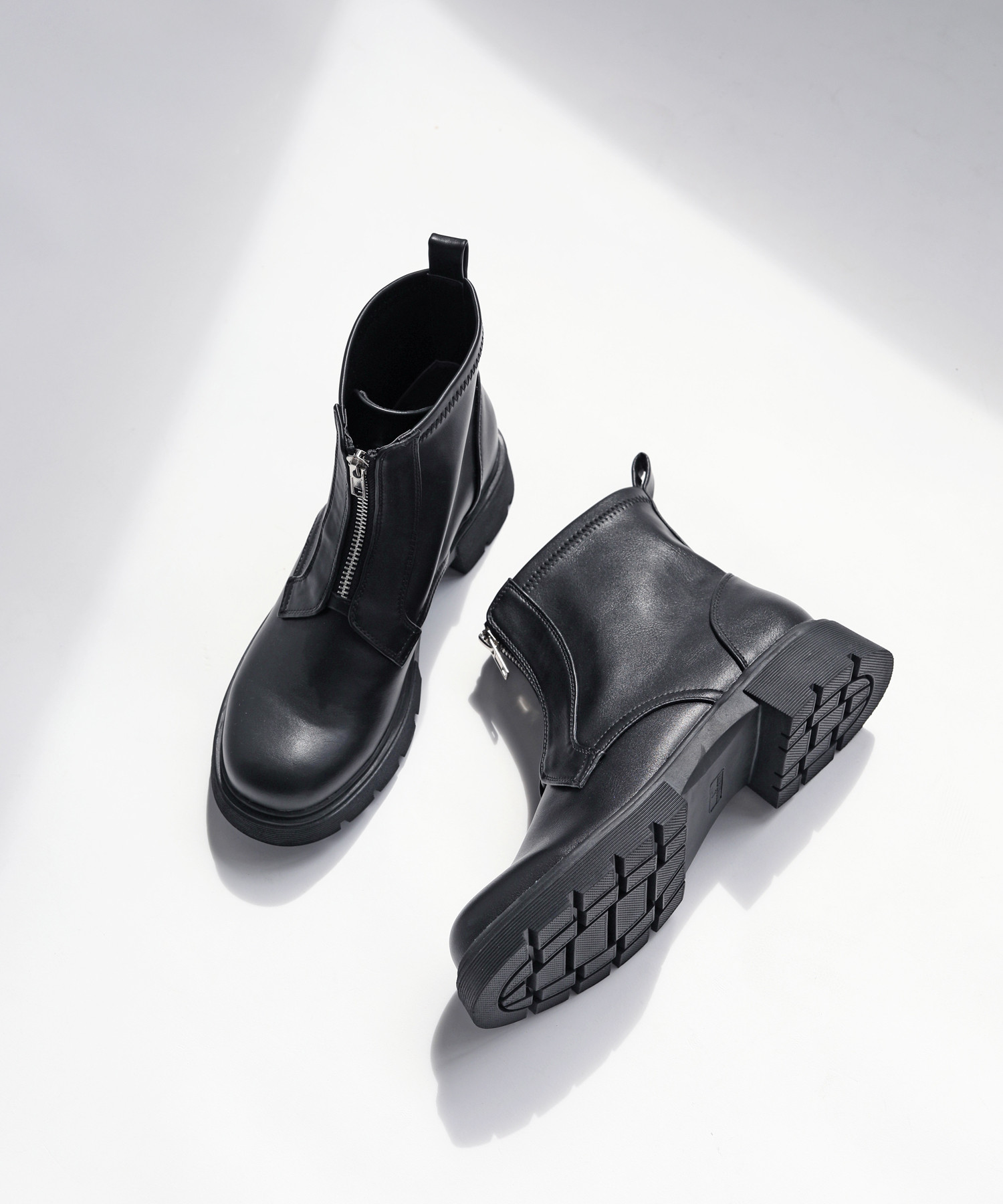 普段のおしゃれを心地よく彩る厚底ショートブーツ♪程よい厚みのソールで快適な履き心地♪【S/M/L/LL】