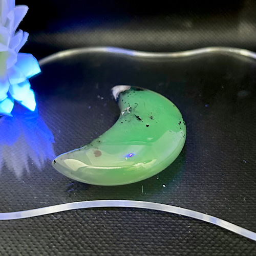 ボルケーノアゲート ツリー インテリア 蛍光発光 ボルケーノアゲート（瑪瑙） 月型 観賞用 天然石