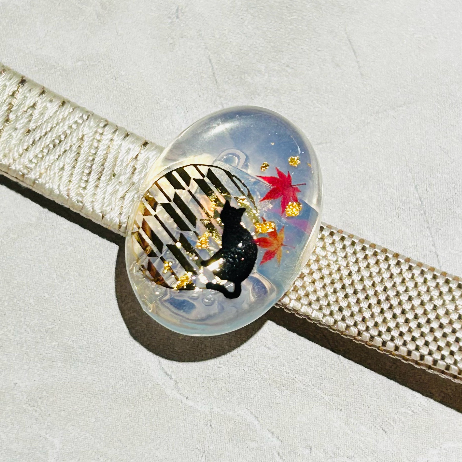 天然石オパールと黒猫、紅葉、金箔の帯留め　ポニーフック ブローチ