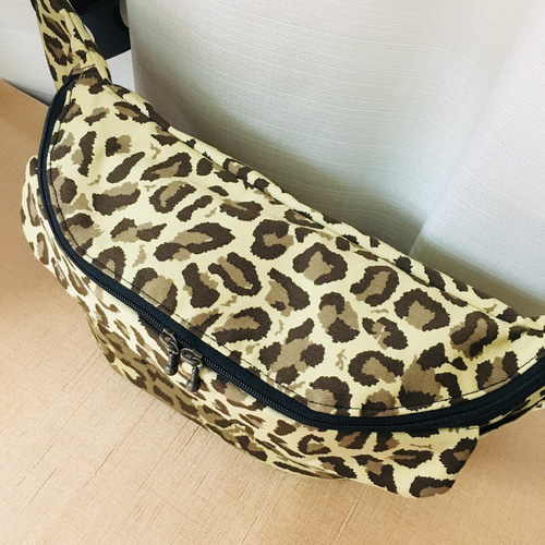 もっちゃ⭐。ボディバック ヒョウ柄 - バッグ