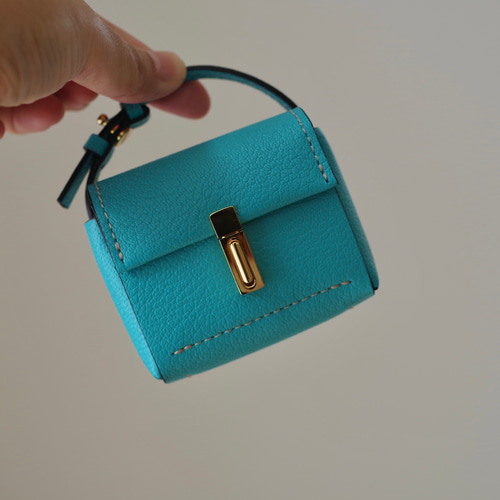 ミニマムバッグのチャーム(ターコイズブルー) その他ケース Hazuki