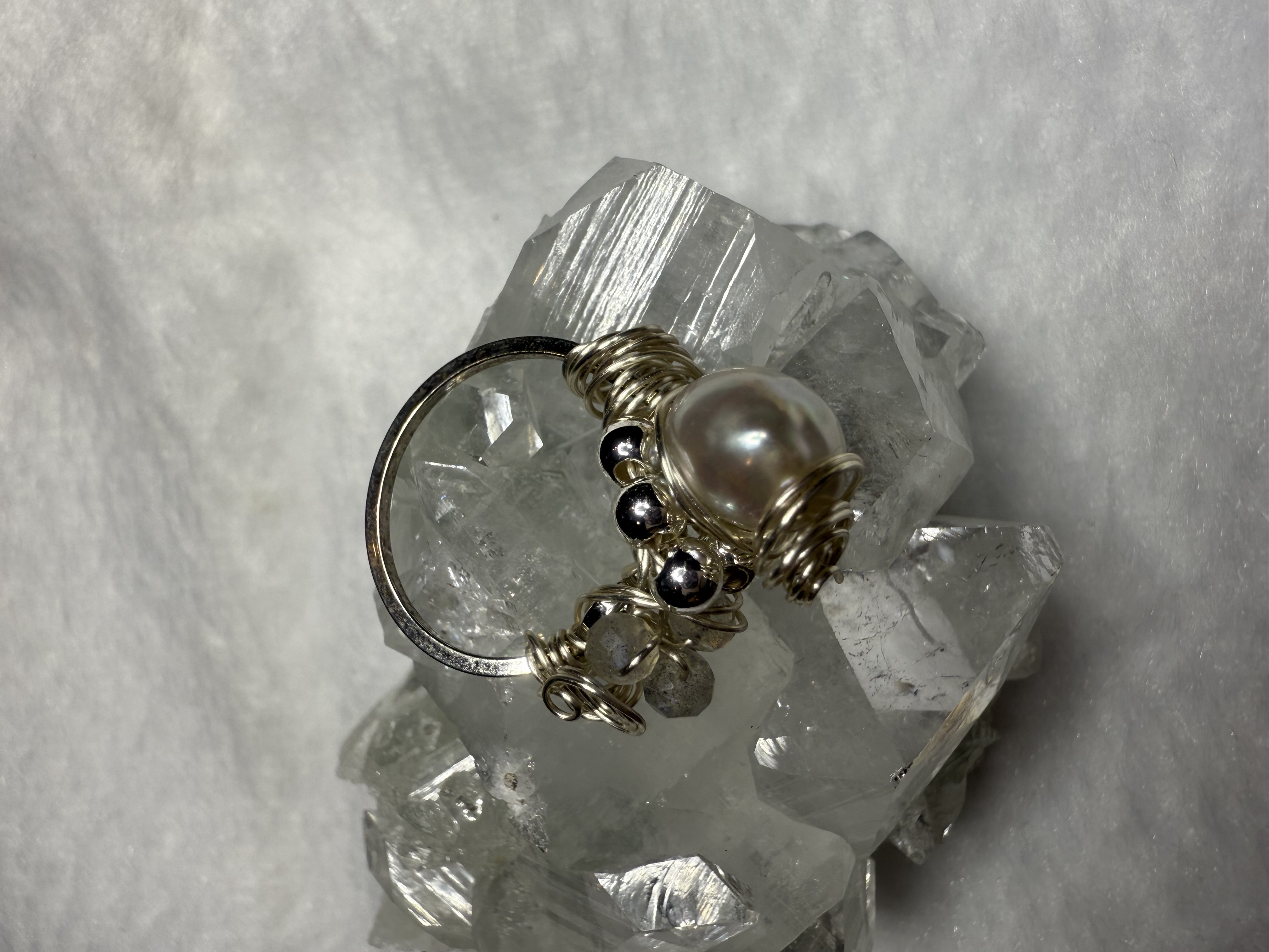 七色に光る淡水パール シルバーワイヤーラッピング指輪