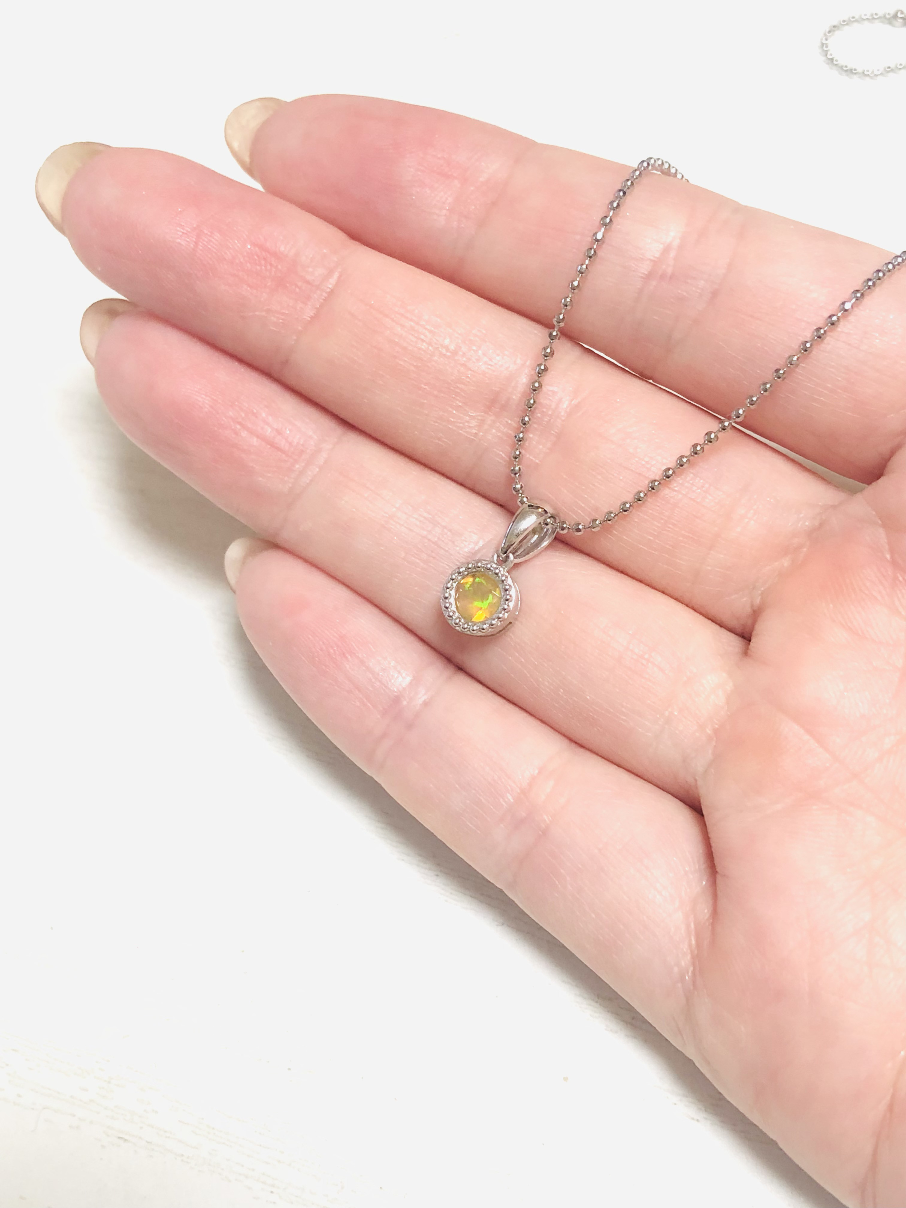 プレシャスオパールのネックレス