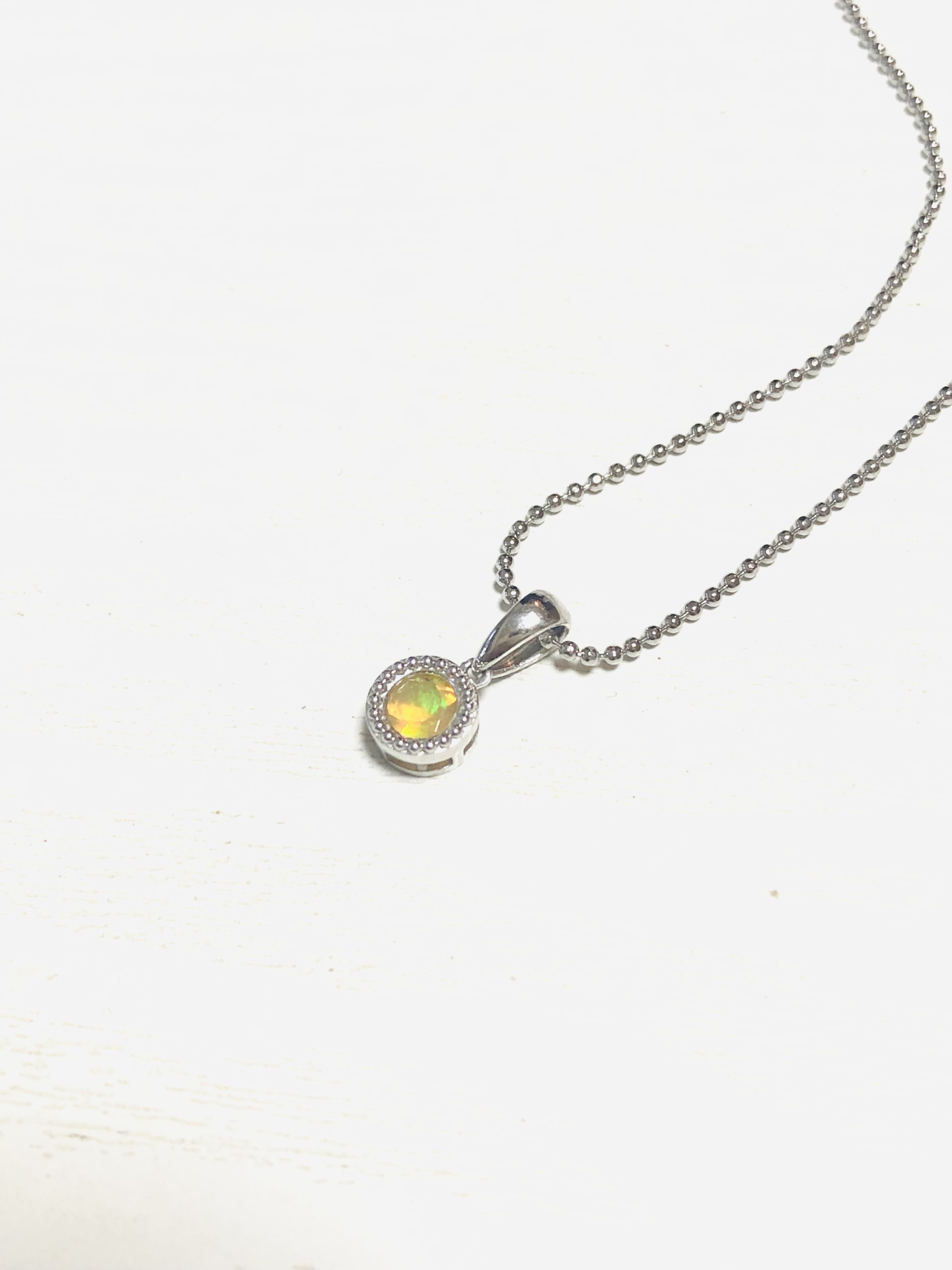 プレシャスオパールのネックレス