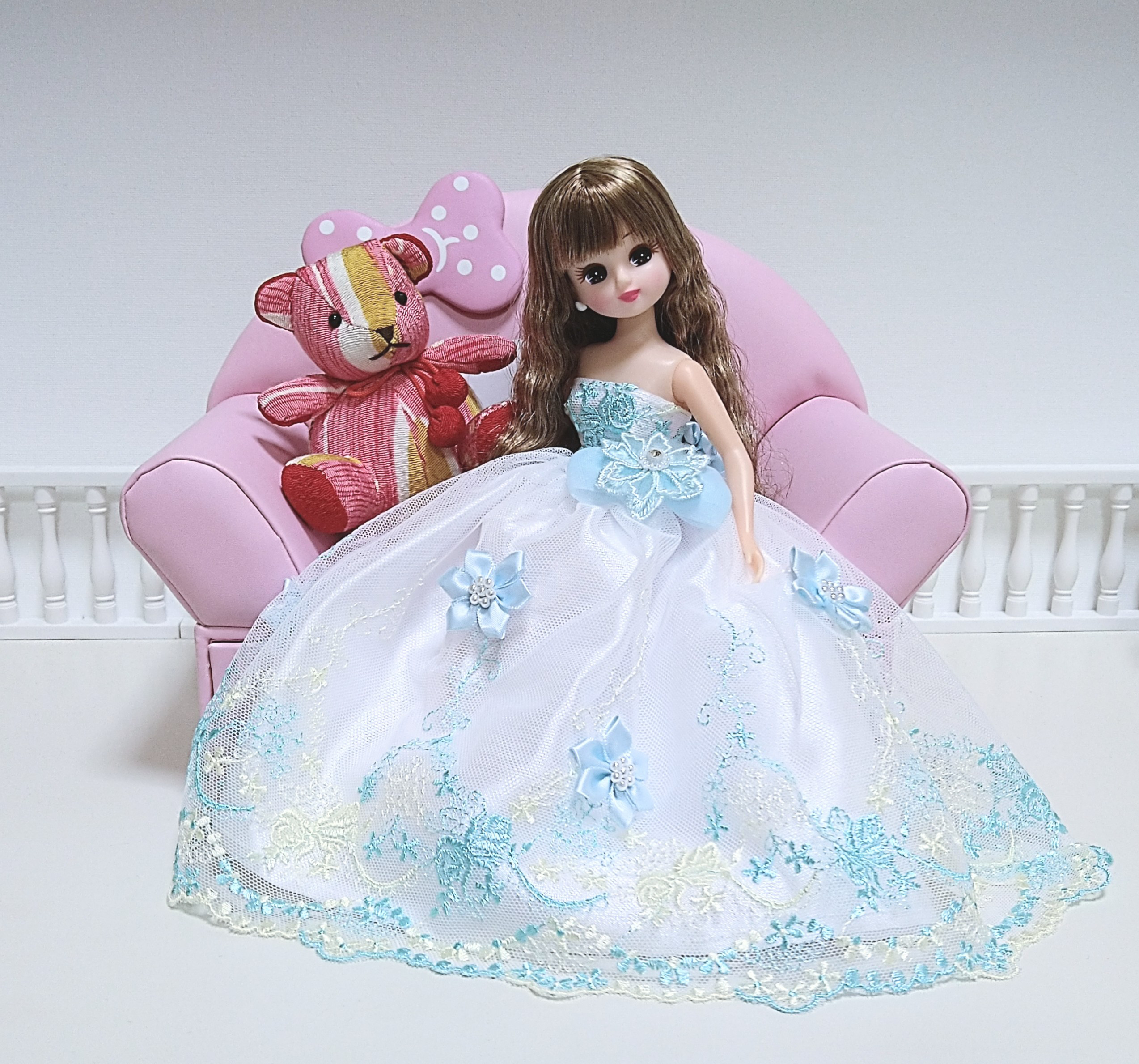 リカちゃん　ハンドメイドドレス　No.138 リカちゃんハンドメイドドレス（白ジャガードサテン×Oブレード