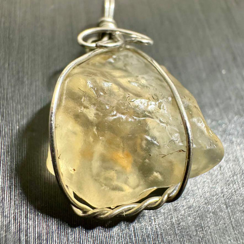 ② リビアングラス ペンダントトップ 天然石 隕石 ペンダントトップ